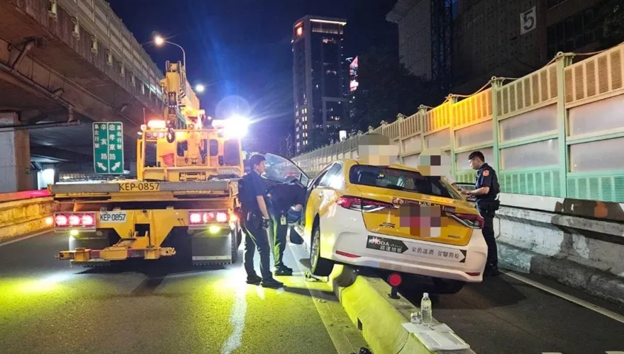 影/北市建國高架計程車自撞匝道口　運將毒駕遭逮捕送辦
