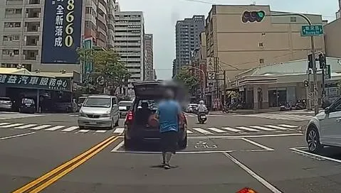 影/傻眼！高雄廂型車後門未關　乘客伯下車關門竟遭丟包