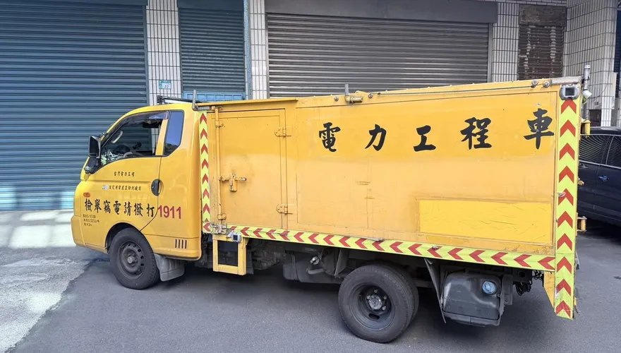 影/雙北偽台電工程車瘋狂違規！警三峽攔查駕駛當場開罰