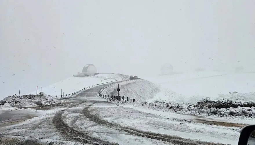 夏威夷下八月雪！熱帶風暴「菈菈」狂灌暴雨　火山「一夜白頭」