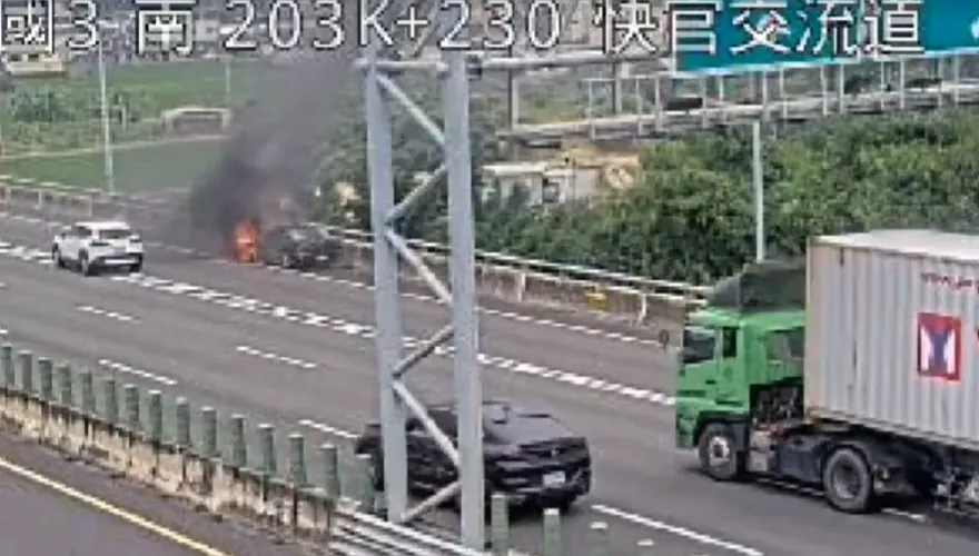 影/驚悚！國3快官段火燒車　駕駛急停路肩逃生、幸無傷亡