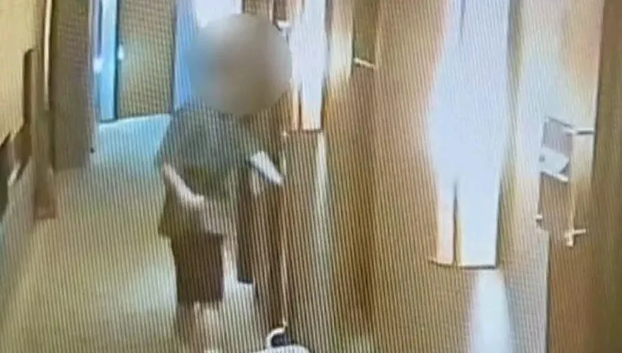 影/陌生男地上撿「萬用卡」　韓女住台飯店遭闖入嚇壞