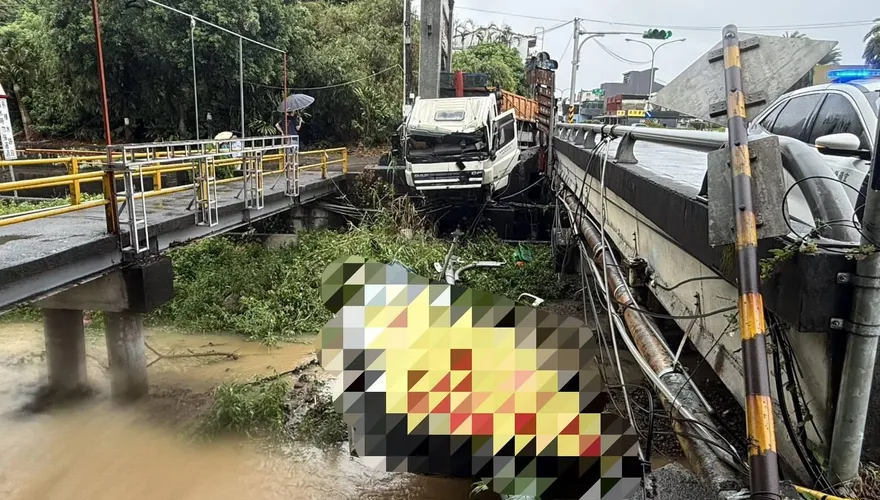 影/宜蘭濱海路砂石車雨天打滑衝護欄墜溝　26歲駕駛受傷送醫