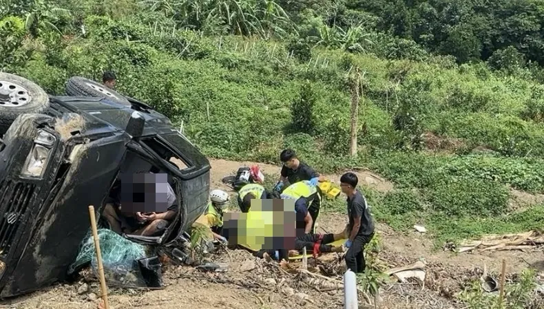 台東卑南鄉車輛暴衝撞民宅　駕駛噴飛命危兒受困車內