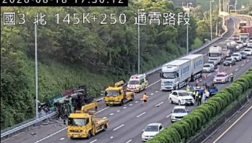 影/國道3號通霄段車禍　聯結車追撞小貨車翻覆3人送醫