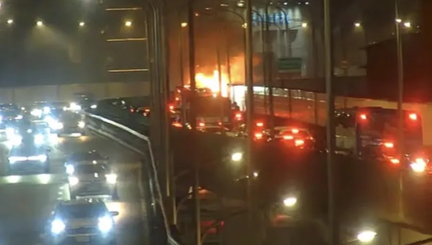 影/北市市民高架貨車自燃陷火海　駕駛跳車逃生警消馳援