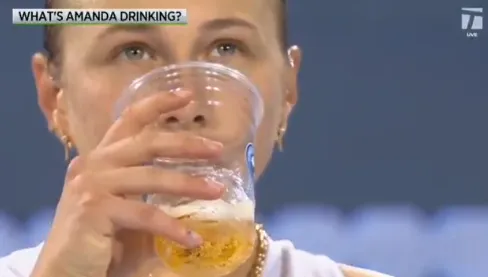 美網名將比賽期間灌啤酒？　休息豪飲畫面引熱議