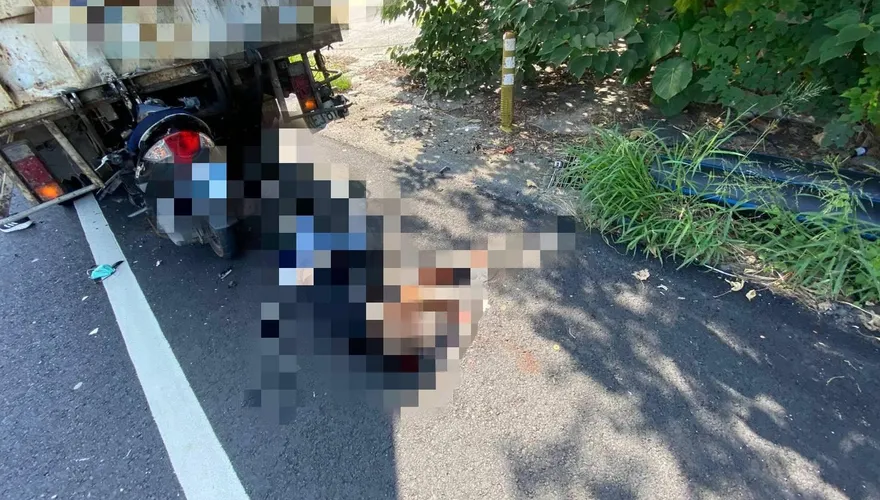 彰化福興機車撞壓「路肩邊線」違停貨車！56歲騎士當場亡