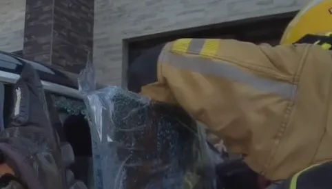 驚險！南投1歲男童受困電動車　消防敲破車窗救出