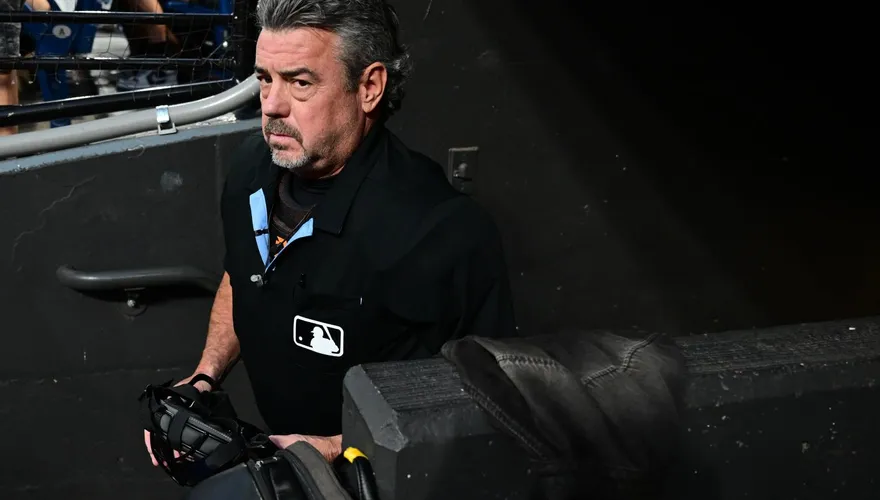 MLB/被擦棒球打到面罩　主審腦震盪退場「3裁判撐完全場」