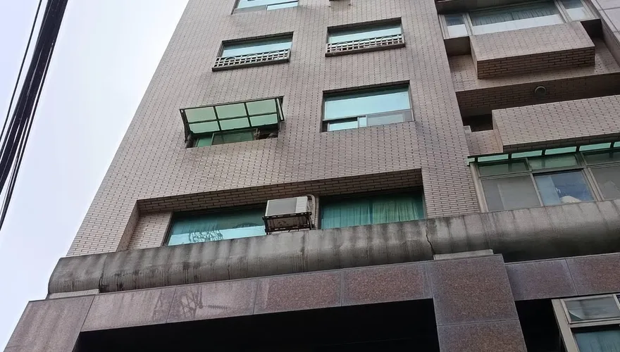 影/土城10層高樓「5樓燒起來」！3人一度受困