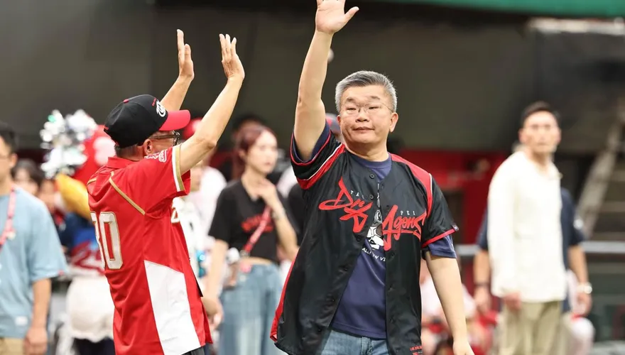 中職/台啤妹大巨蛋遭「鹹豬手」！會長蔡其昌怒了：禁止這種人再進場
