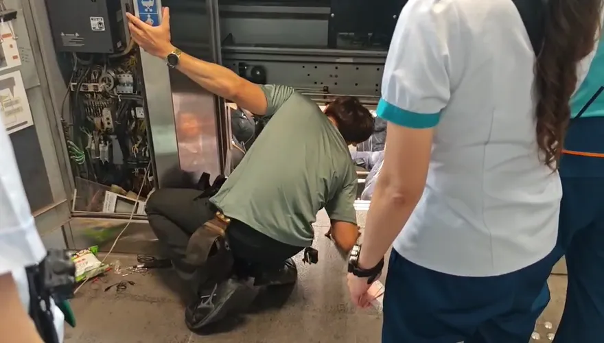 高雄捷運電梯突故障！6旅客受困逾1小時　脫困方式超驚險