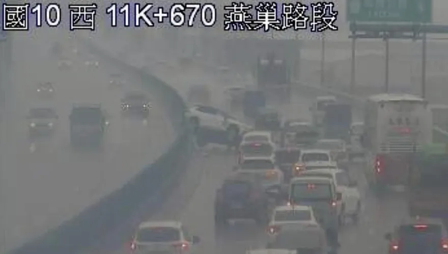 國道10號燕巢段車禍　休旅車自撞分隔島騎護欄