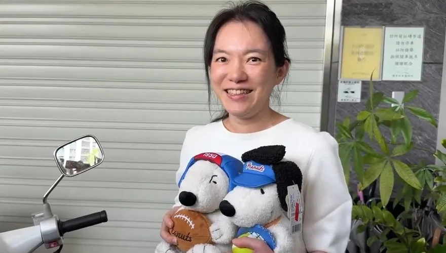 少女心噴發！陳幸妤抱史努比：超可愛　曝七夕與小兒子共度