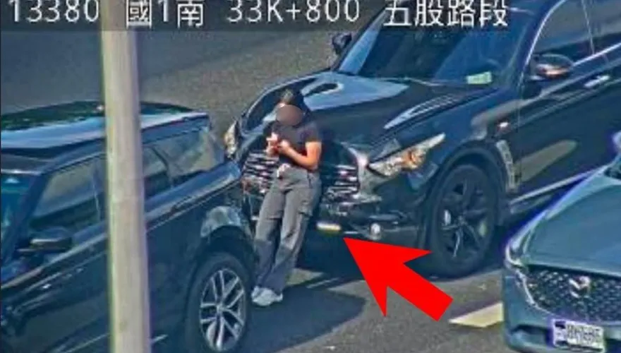 國道1號五股追撞事故！女駕駛站兩車中間滑手機引熱議