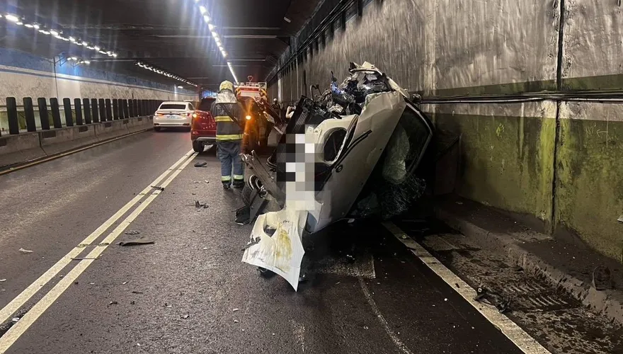 北市辛亥路地下道2車追撞翻覆　駕駛輕傷受困自行爬出