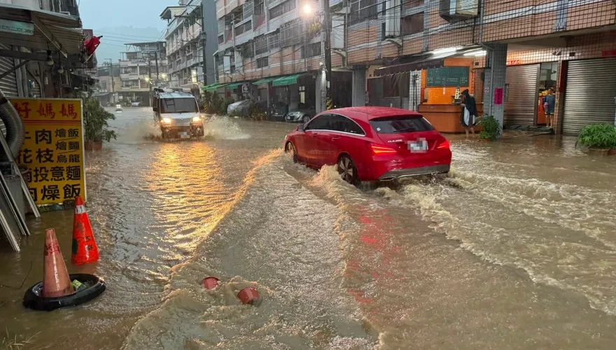 南投晚間大雷雨狂炸！市區積水、山路落石　下班尖峰用路人哀號