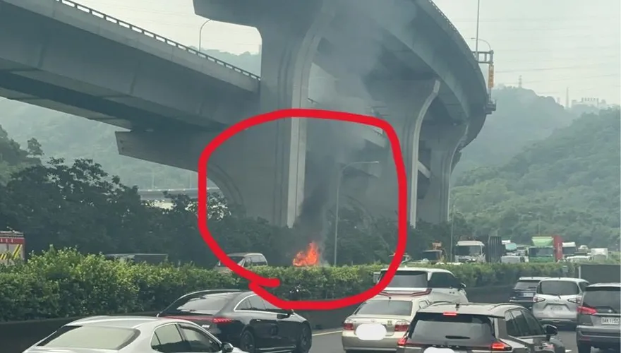 影/國1泰山-林口路段火燒車！火舌濃煙竄出　驚悚畫面曝