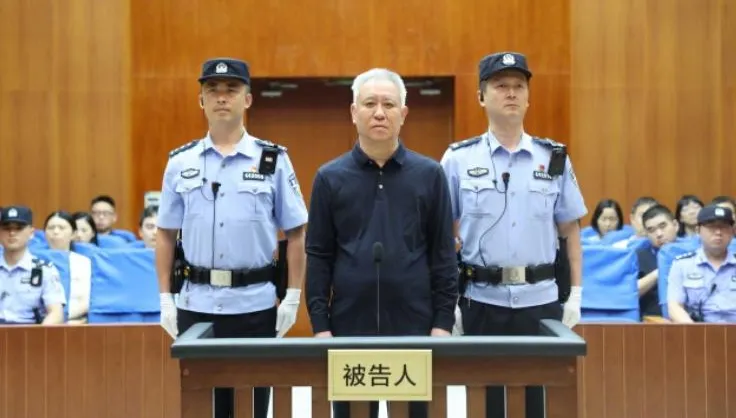 白髮憔悴現身！陸昔首富、恆大地產董座許家印　一審重判無期徒刑