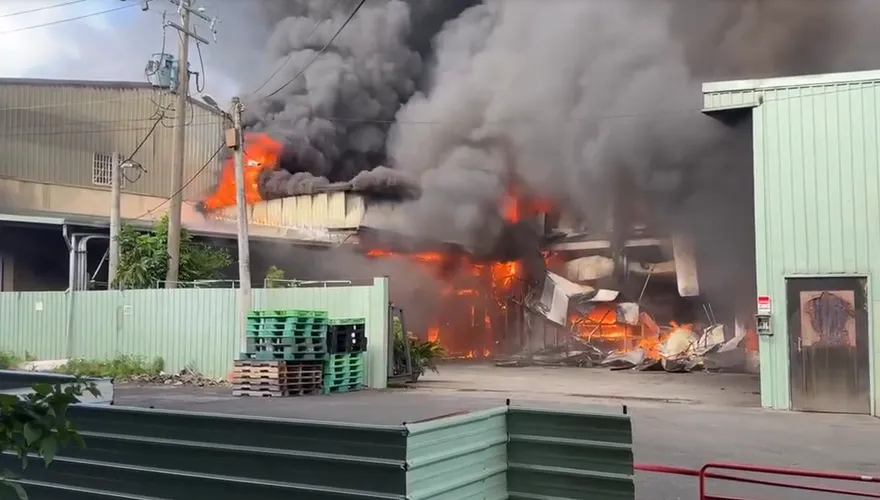 影/南投「日香食品」工廠大火！疑鍋爐爆炸整間陷火海