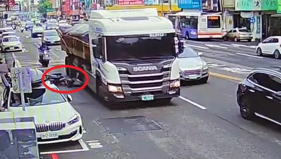 影/台中騎士自摔！下秒遭砂石車輾過手腳　命大逃一劫