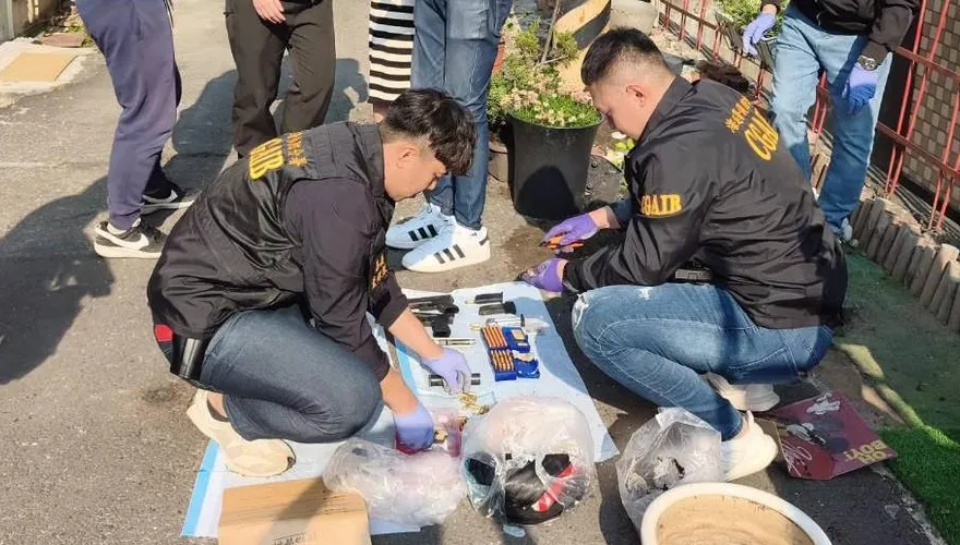 影/花盆成軍火庫！嘉義男包保鮮膜埋「手槍、百發子彈」落網