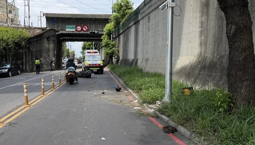新莊男騎機車載母自撞燈桿　頭部重創送醫不治