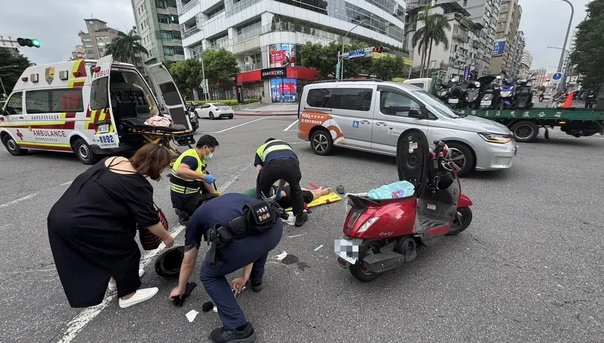 影/新店機車擦撞執勤救護車擦撞　騎士摔傷送醫