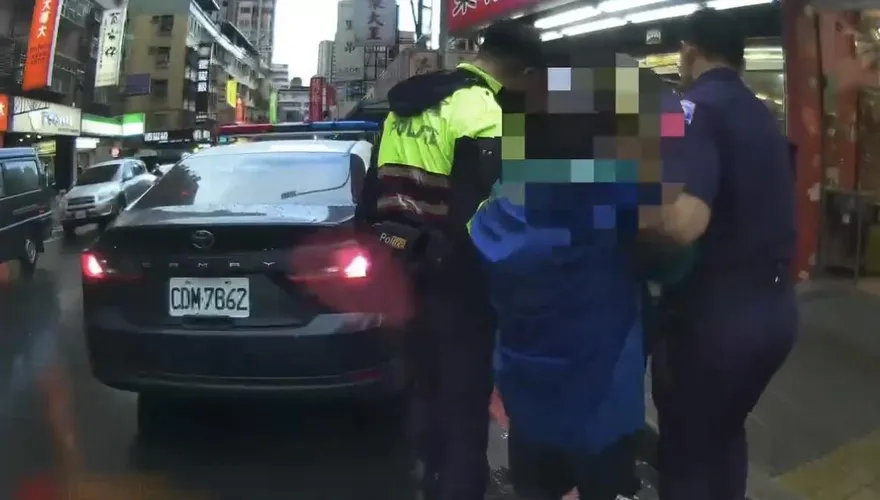 影/蘆洲翁違規拒檢情緒失控　嗆警「拿槍打死我」遭管束