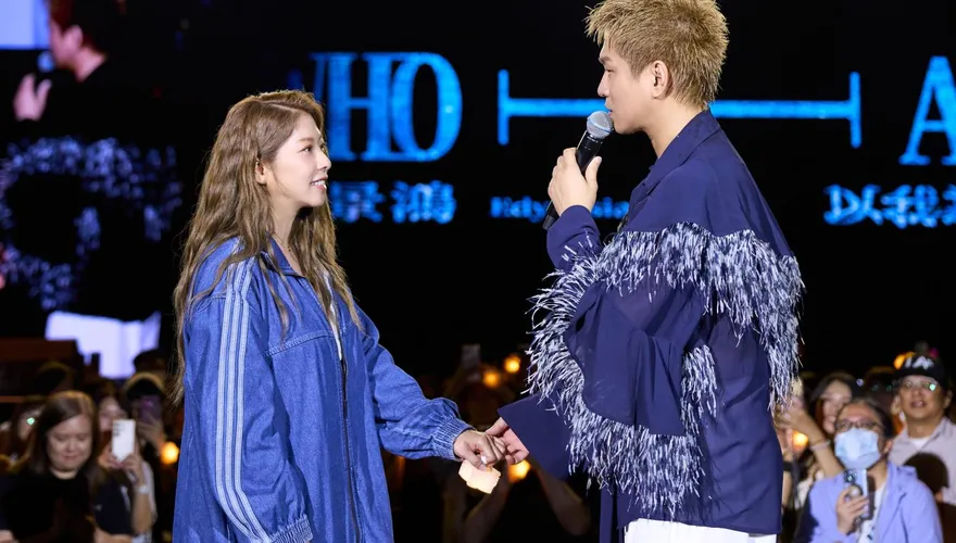好閃！蕭景鴻唱一半突牽老婆上台擁吻　〈Love Song〉意外成「老公之歌」