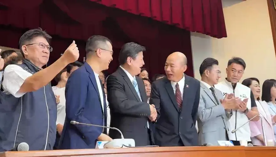 韓國瑜兩度握手破冰！傅崐萁談「辭總召」：忘了