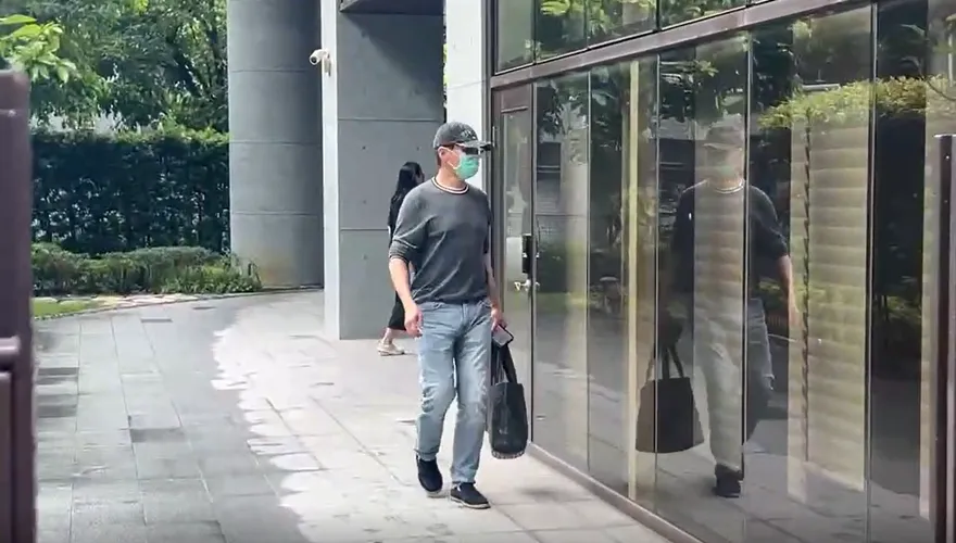 影/趙建銘被抓到了！中午戴帽子、口罩快閃溜進診所