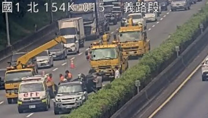 國道1號三義段追撞車禍　車輛翻覆躺內車道回堵4公里