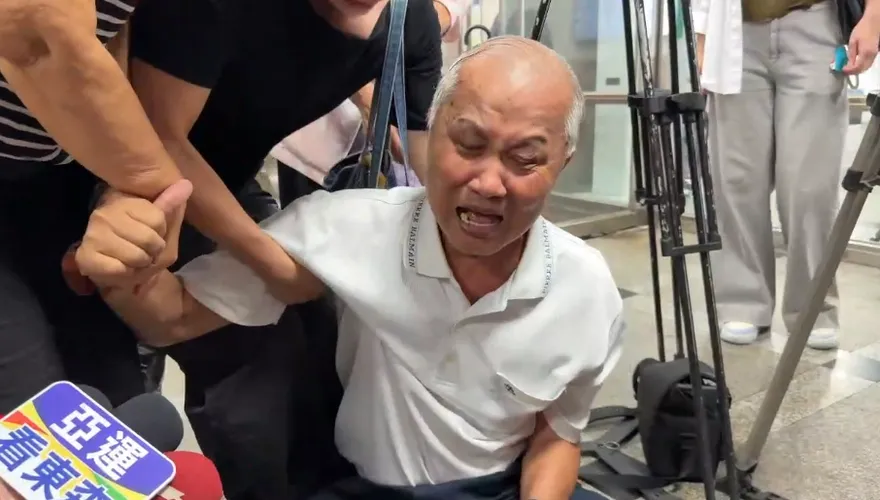 土城男當街砍死妻、小姨子竟判無期！岳父法院門口哭癱：害死我兩個女兒竟然不用死