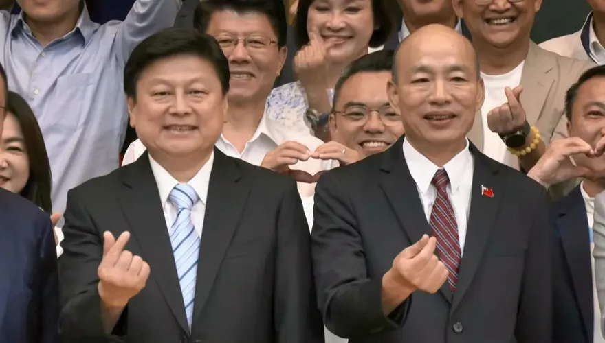 傅崐萁8字表態！合體韓國瑜比愛心：贏2026才有2028藍天再現