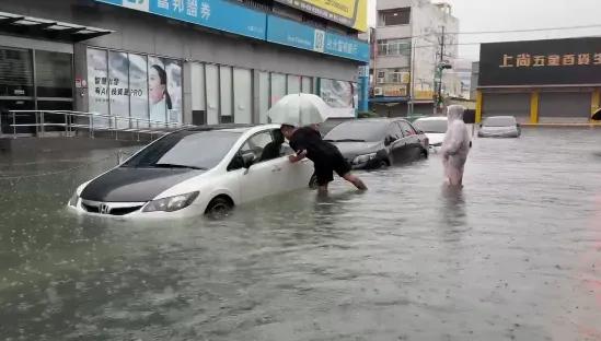影/台南雨炸成災！永康、仁德「水淹到大腿」　警急拉封鎖線