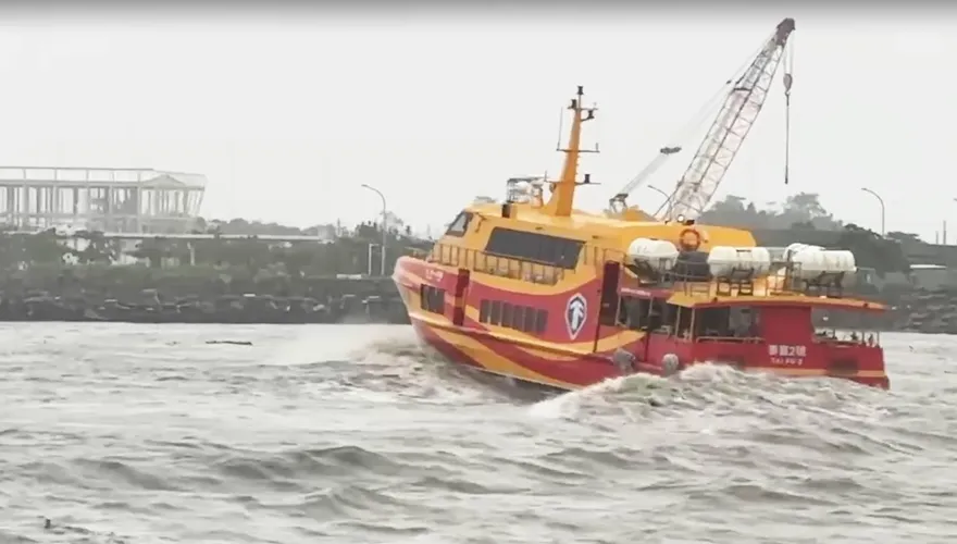 影/浪高逾2公尺！小琉球航線周六開到中午　周日全天停航