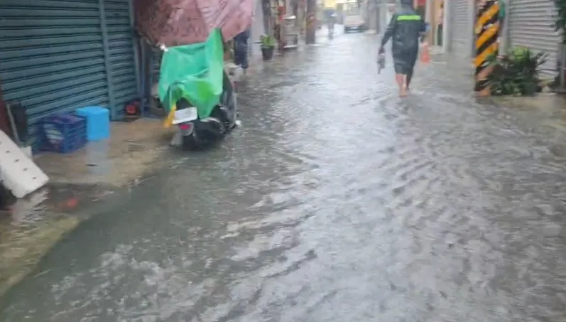 雨炸南台灣！12區淹水一級警戒　高雄、台南8區亮二級