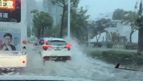 影/雨彈狂炸！高雄多區路段一度淹積水　畫面曝光