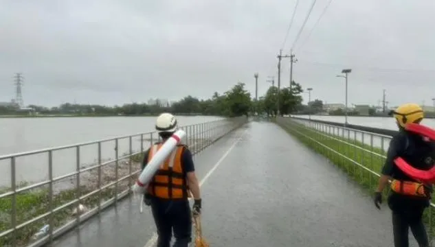 南部暴雨狂襲台南三爺溪暴漲　傳有人溺水警消搜救中
