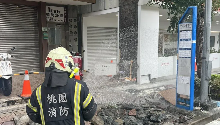 影/桃園中正路施工！疑管線破裂氣爆　48歲男燒燙傷送醫