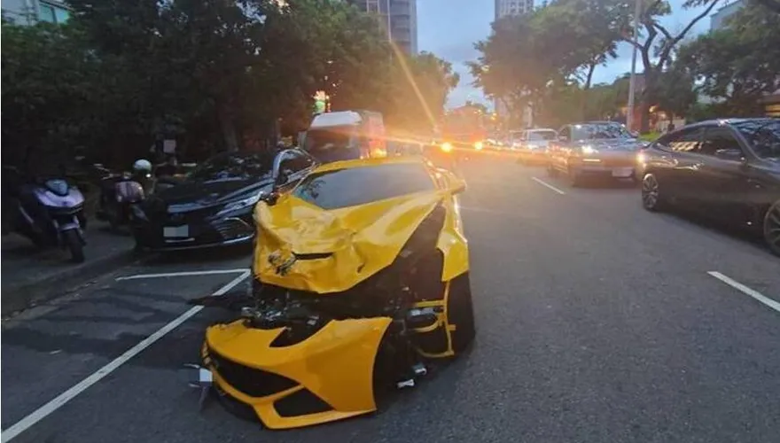 1800萬法拉利失控連撞5車全毀　車主剛買忍痛報廢