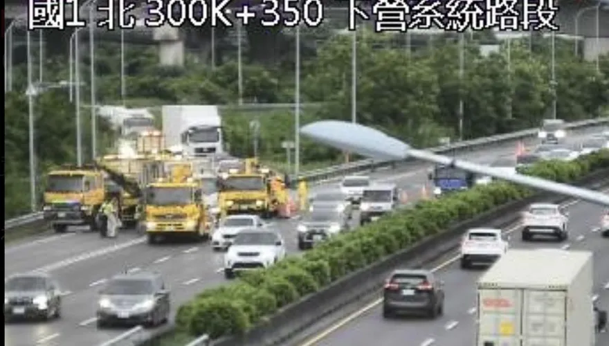 國道1號下營段火燒車　自小客陷火海回堵5km