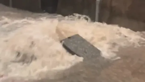 影/直擊新北淡水豪雨炸裂！馬路湧小噴泉　老街變水鄉