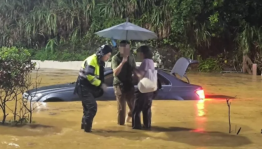 新北台2線驚見泥水困車！2人驚險獲救　石門洞淹水幾乎滅頂