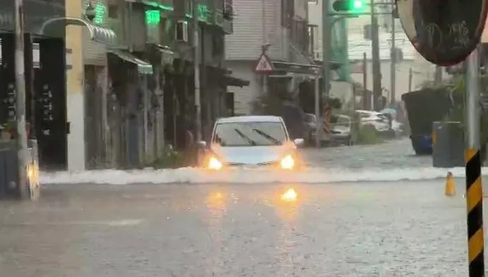 影/大爆炸完隔天大淹水！台南市水鄉澤國慘況直擊