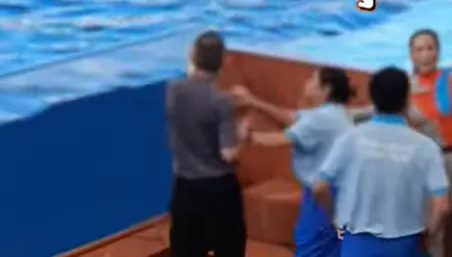醉漢海洋公園狂鬧！執意跳海豚池　工作人員急喊：你會死掉