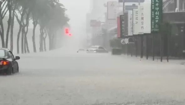 南部大雨狂炸！台南、高雄今停班課　百貨業者大多正常營業