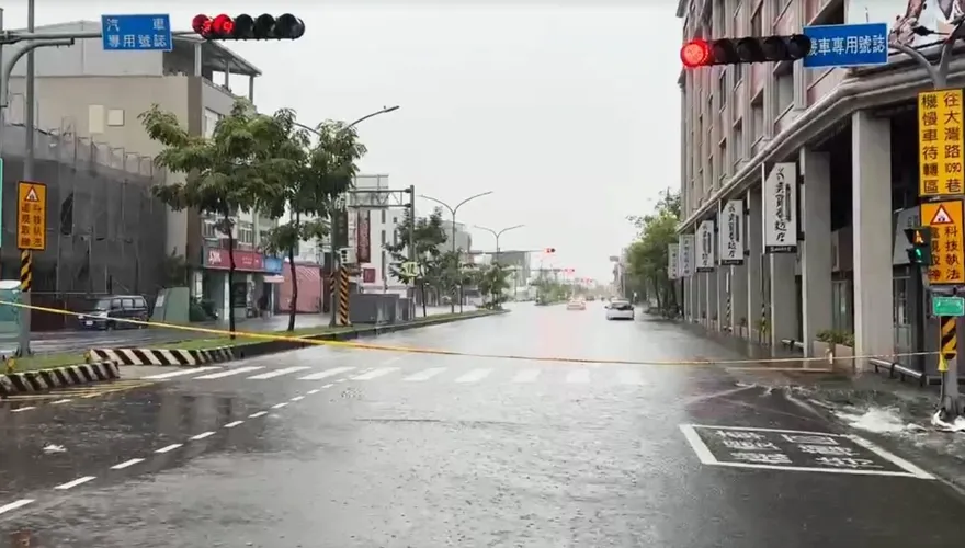影/雨彈狂炸！台南仁德、永康區急發疏散警報　淹水超過30公分